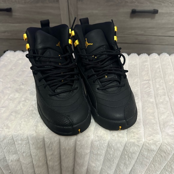 Women’s Jordan 12s Barely Wore. - Picture 2 of 4